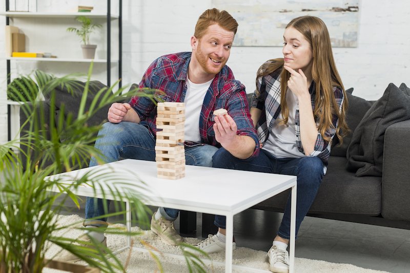 Top igre za zabave: Kako pritegniti goste